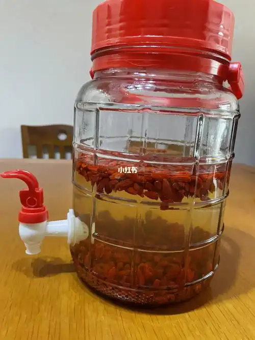 今天外婆在酒铺打了3斤白酒,30元1斤,我又去买了半斤枸杞40元,给孩子