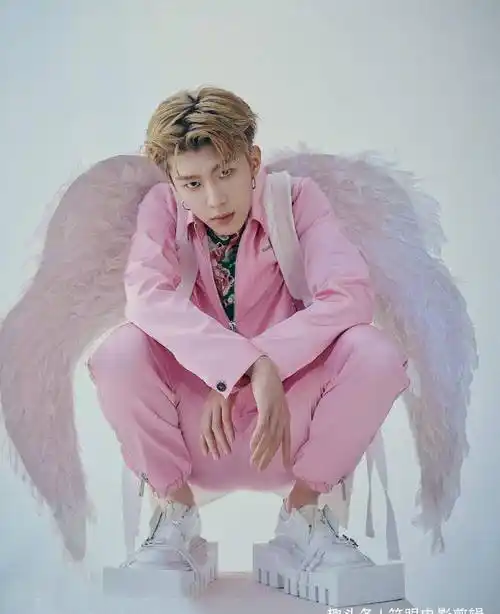 原创范丞丞时尚大片曝光天使翅膀搭配粉色西装造型百变少年感十足