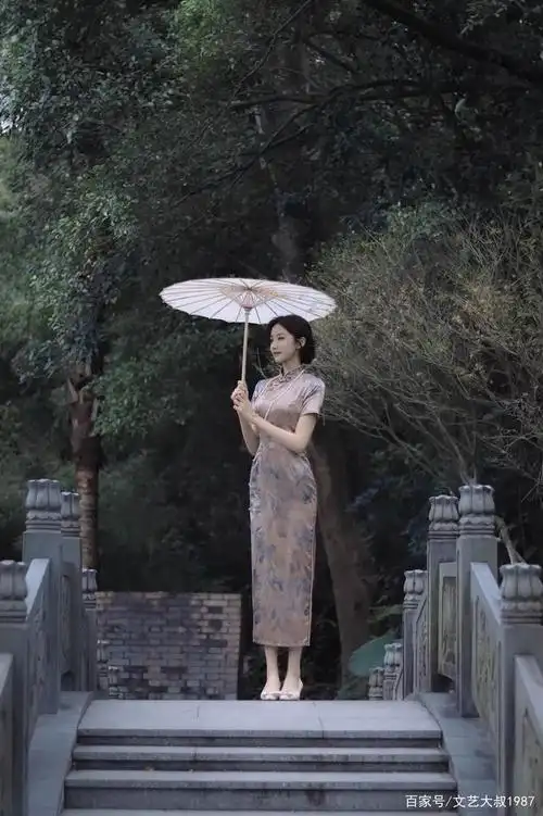 穿旗袍的江南女子,真美!