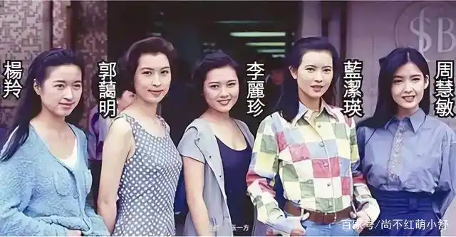 她是靓绝五台山的女神,穿素衣秀雅又时髦,50岁却让网友不敢认