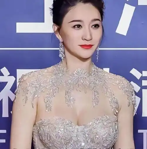 冻龄美女李小冉再次为内衣代言尽显火辣身材