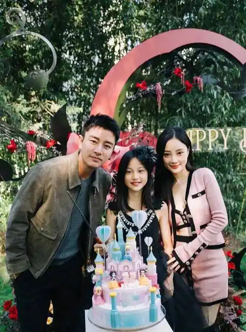 梅婷女儿参加钢琴比赛,格子连衣裙搭配黑色打底裤,和妈妈撞脸_网球