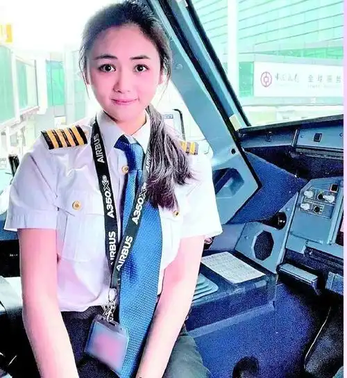 纪实全球年轻女机长伍倩玉17岁开飞机26岁当机长肩扛四道杠
