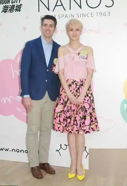 梁咏琪夫妇近照曝光,镜头下面黄肌瘦穿着土气,外国老公白发满头