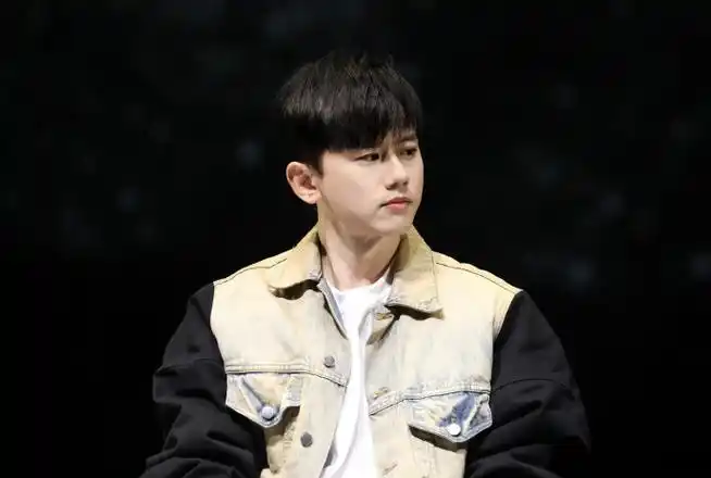 超话#张杰出演话剧曾经如是#几岁了还各种小表情这么可爱呀90@张杰