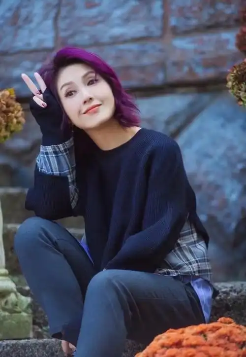 杨千嬅真的46?身穿灰色大衣内搭白卫衣,标志性紫发干练潇洒