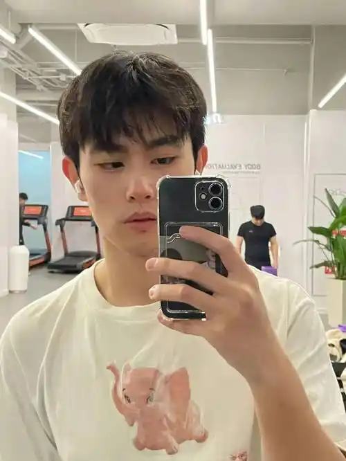 脸胖脸圆的男生不妨试试这9款发型