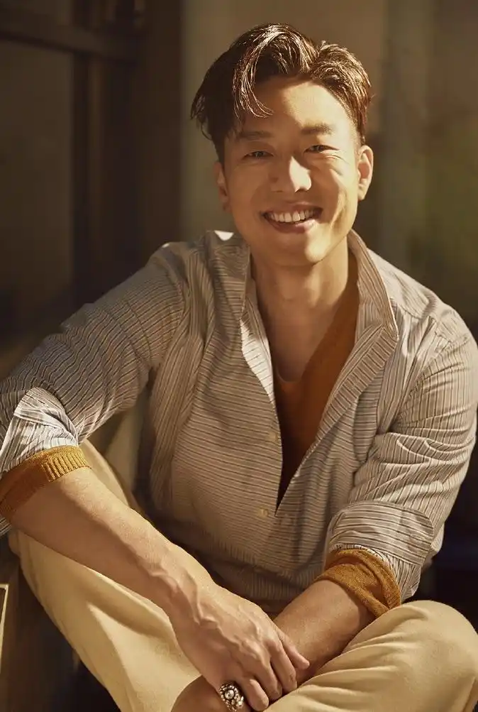 条纹的衬衫,虽然在镜头前笑容很灿烂,但笑起来感觉一脸褶皱子的既视感