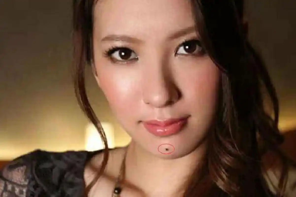 女人身上大富大桂的痣 手背长痣非官即才3 下巴有痣吃穿不愁 女人身上