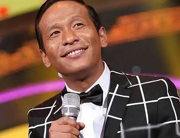 2011年,辽宁卫视春节联欢晚会上,宋小宝与海燕携手演绎的小品《相亲》