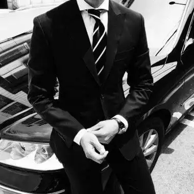 正装头像男生图片:高清好看的半身绅士西服男生头像