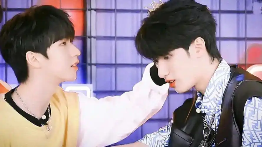 他们请了很多人,马嘉祺,刘耀文,陈泗旭当了伴郎,丁程鑫,宋亚轩,张真源