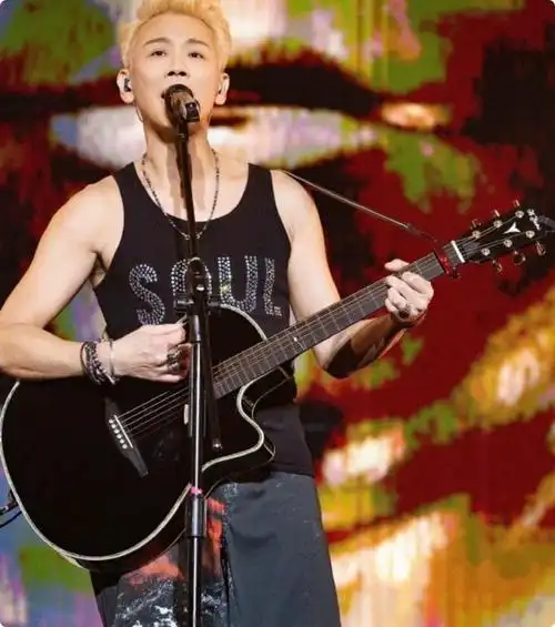 歌手》还是很熟悉的,之前在《我是歌手第三季》中,他就是胡彦斌的搭档