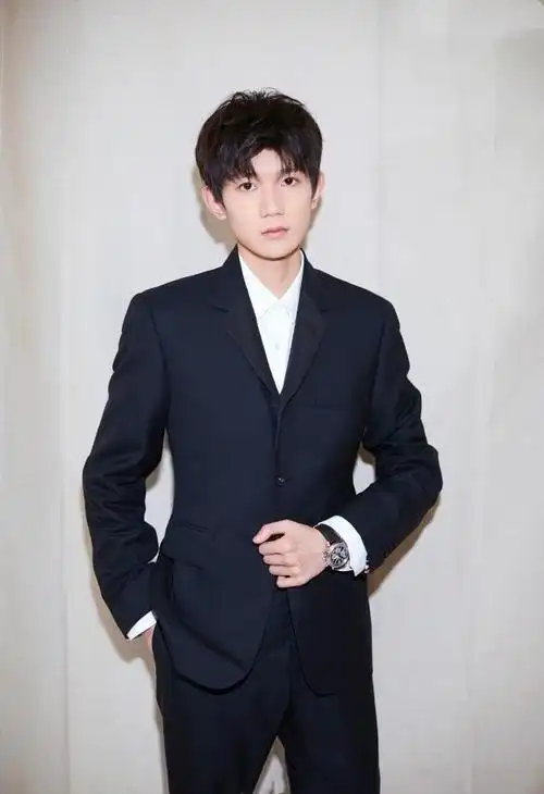 王源代言大片超时尚!西装穿搭演绎不同风格,成熟又不失少年气!