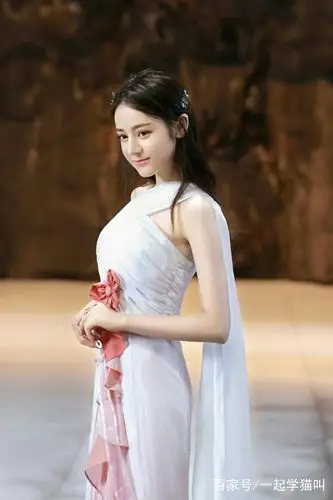 迪丽热巴:一袭白衣的小迪仙气十足,摆脱"胖迪"称号!