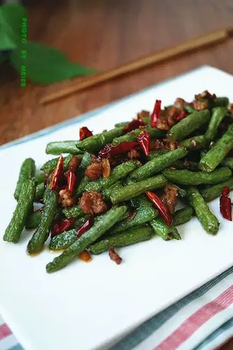 2,四季豆油炸过程中要炸透,炸制四季豆表面微微发焦,里面的水分蒸发