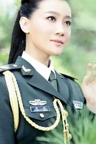 谭晶是中国人民解放军总政治部歌舞团的一位出色女高音歌唱家,她身材