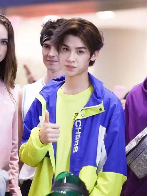 黄明昊一脸胶原蛋白,两种发型齐上线,竟然都很帅!