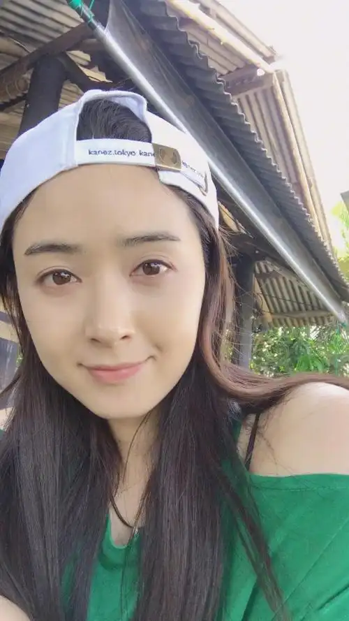 蒋欣晒素颜自拍 美照超自信可爱