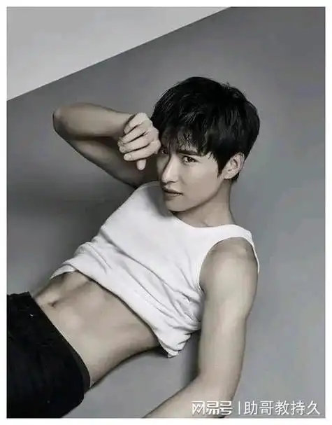 吴昊泽平时喜欢运动健身身材保持很好,八块腹肌明显让人羡慕不已啊