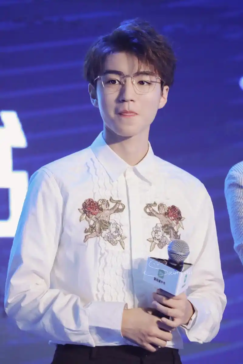 王俊凯今天穿衬衫戴眼镜,出席掌阅新品发布会的帅哥