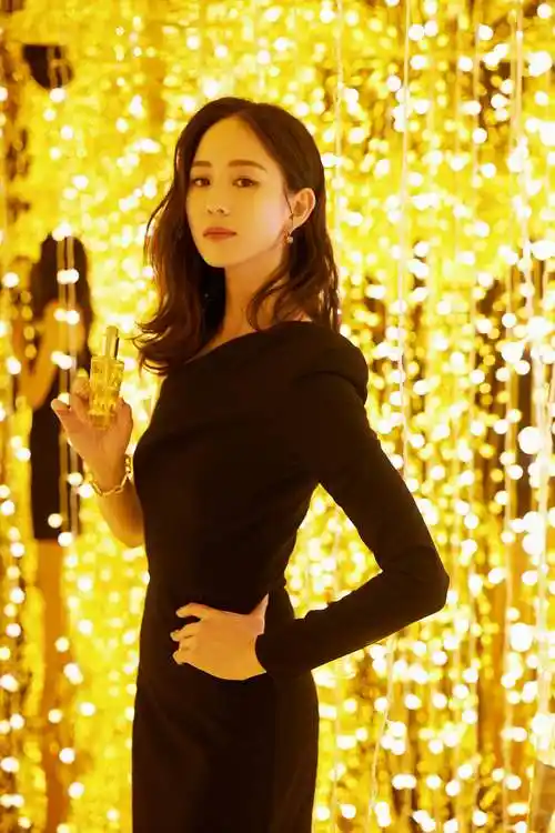 张钧甯穿单袖纱裙出席品牌活动 简约高贵气质感性