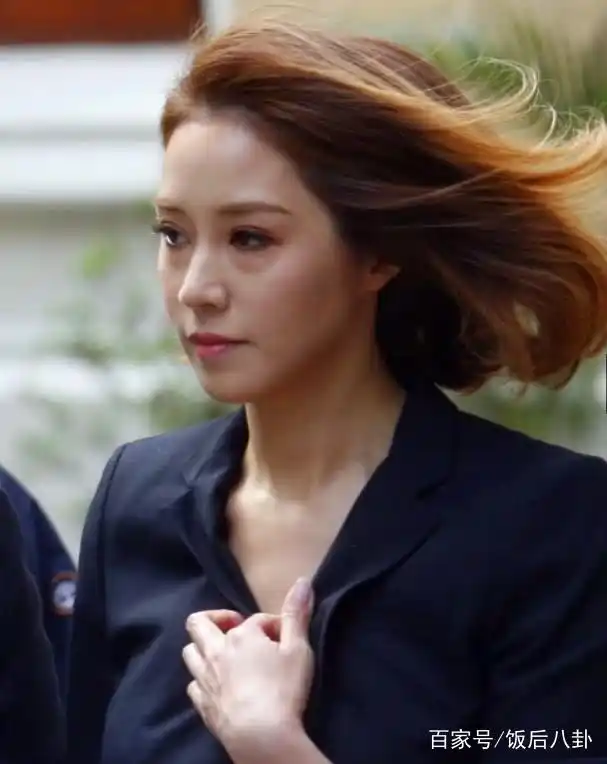 香港地产大佬出殡,甘比刘銮雄到场,徐子淇更是差点摔倒!