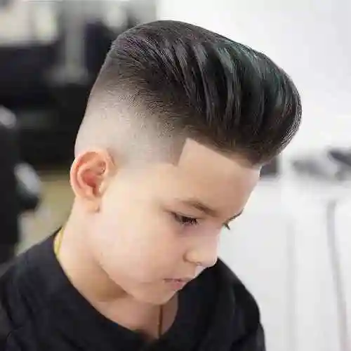 爸爸妈妈也喜欢抽出时间来帮自己儿子打理发型,那么可以选择这种背头