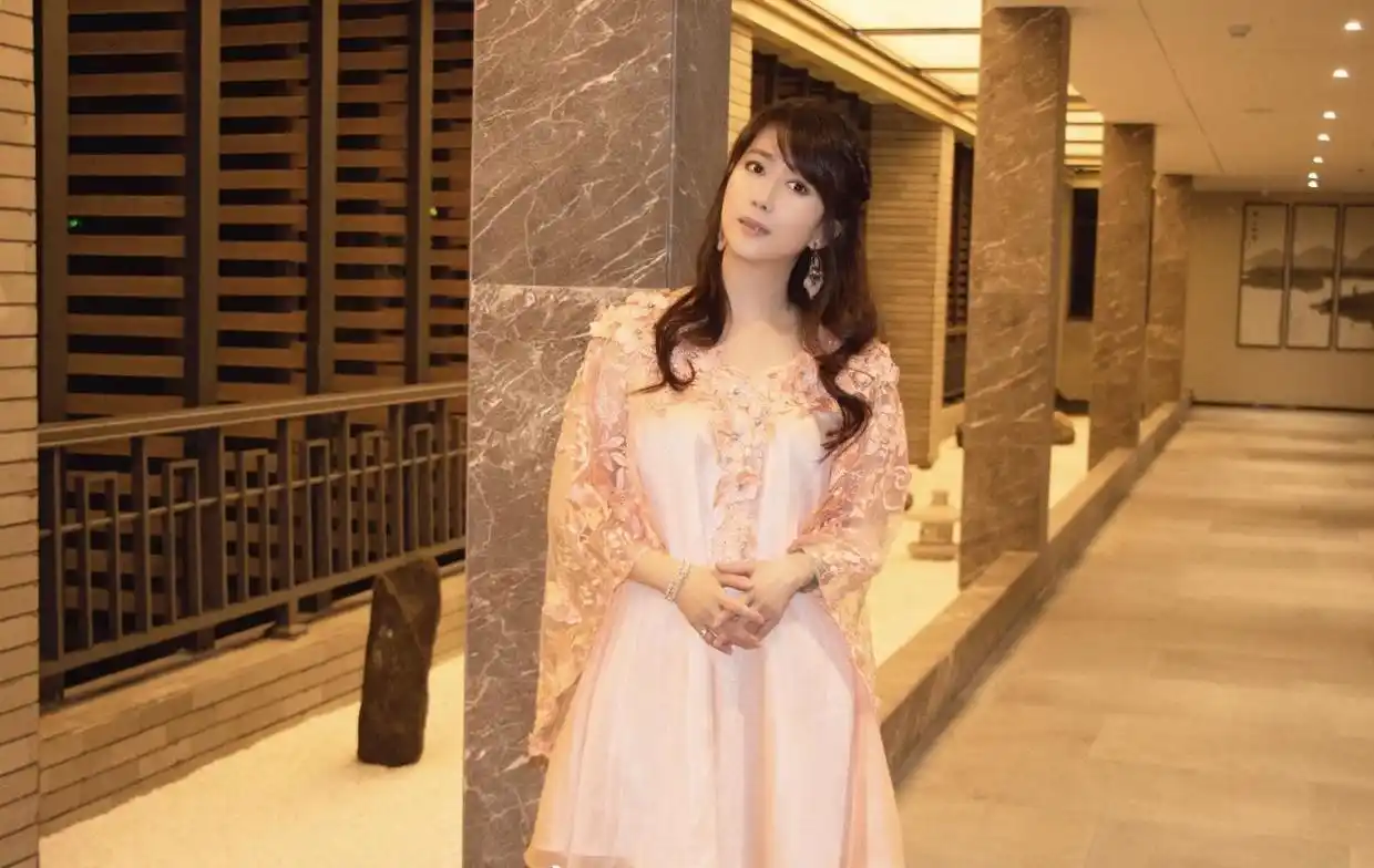 "月亮公主"孟庭苇身穿白色流苏上衣,仙气飘逸,灵动优雅