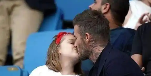 王俊凯"避嫌"秦海璐上热搜:有教养的人身上有太阳_黄渤_康康_男人