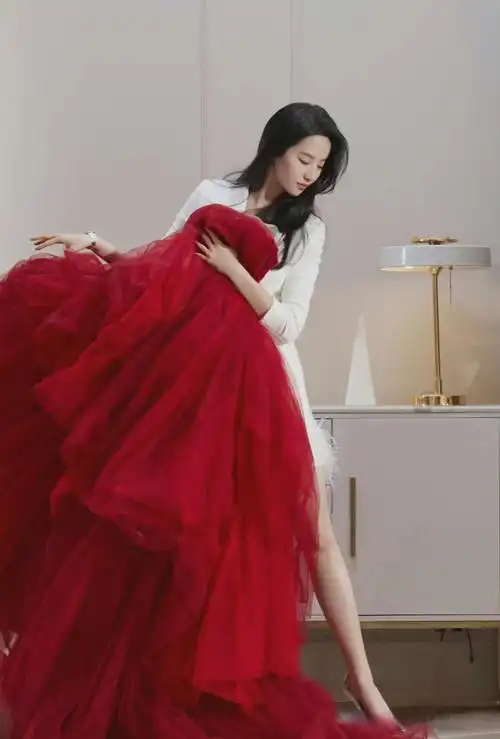 天仙的另一种红,无需繁复的装点已然足够  刘亦菲的红装绝对是独树一