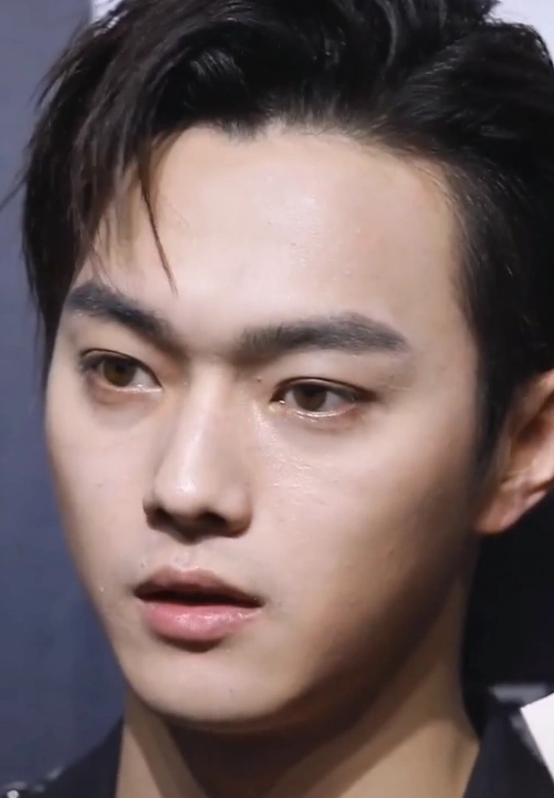 许凯怼脸生图引热议,眼睛遮不住疲惫,网友:这是27岁的状态吗