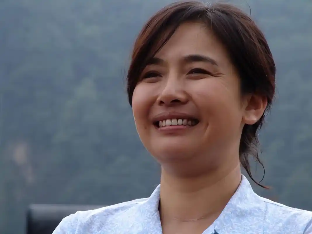 王澜年轻时秀雅又时髦如今却被网友感叹成臃肿大妈不敢认了