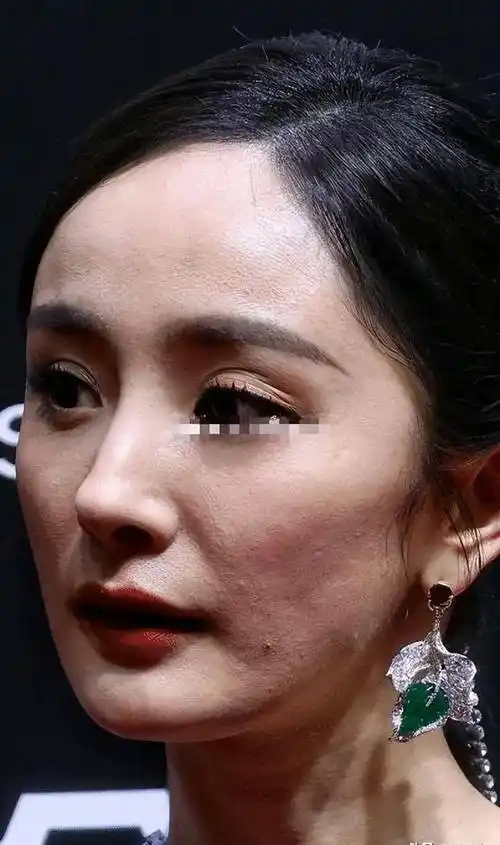 一场演唱会,镜头怼脸拍尽显老态,彻底撕开杨幂容貌上的遮羞布