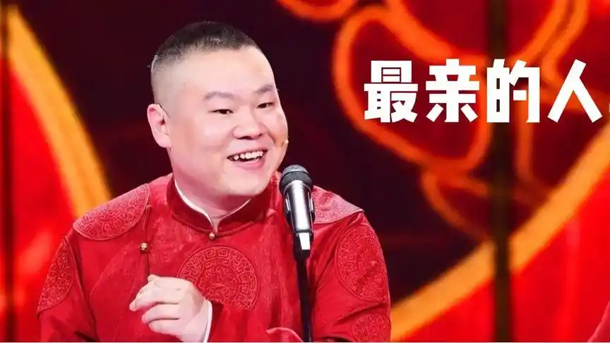 春晚小岳岳唱火《最亲的人》,个人演唱会即视感,十分喜庆