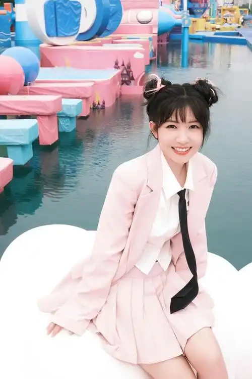 赖美云丸子头粉红百褶裙青春活力写真