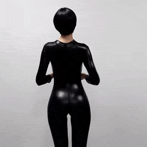 美女动态图:这套皮衣穿起来很不方便吧!