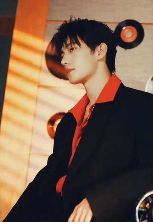 231218 杨洋衬衫新造型,红黑组合惊艳全场!_红色_魅力_色彩