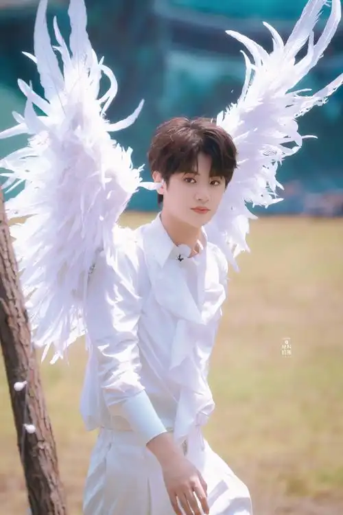 黄明昊戴白色羽毛翅膀