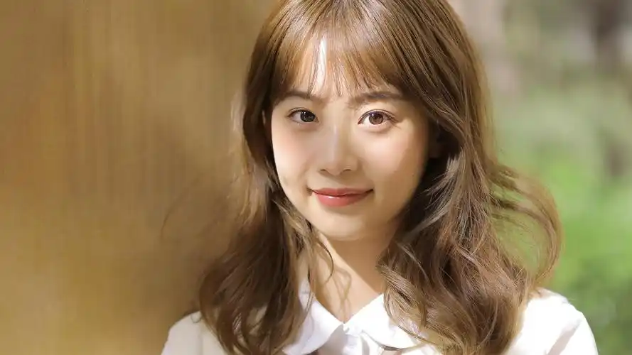 温柔甜美的酒窝美女