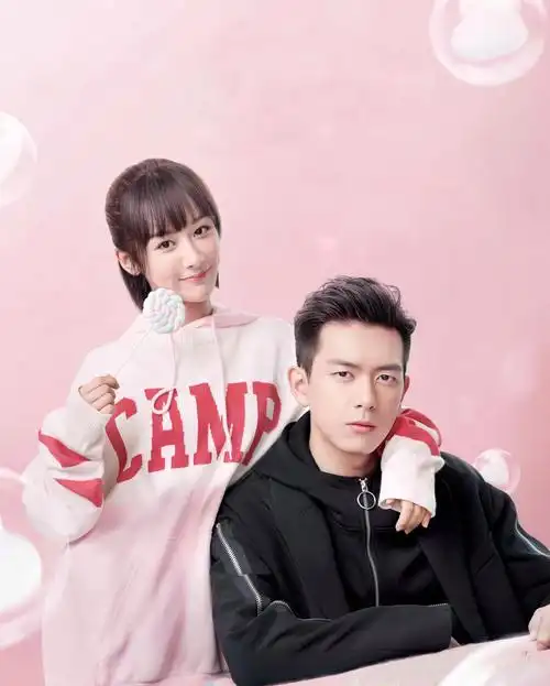 原创《亲爱的热爱的》杨紫全白造型亮相活动,衬衫配阔腿裤优雅又少女