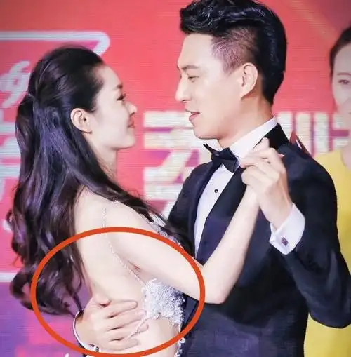 靳东"手揽"宋轶跳舞, 谁注意他手放在哪里? 绅士果然是装出来的