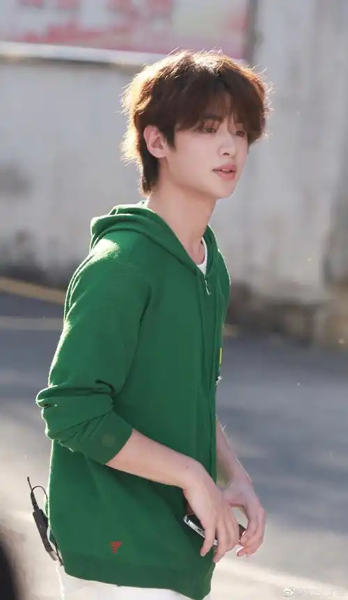 黄明昊入选2022星辰大海#黄明昊,非常帅气的阳光少年