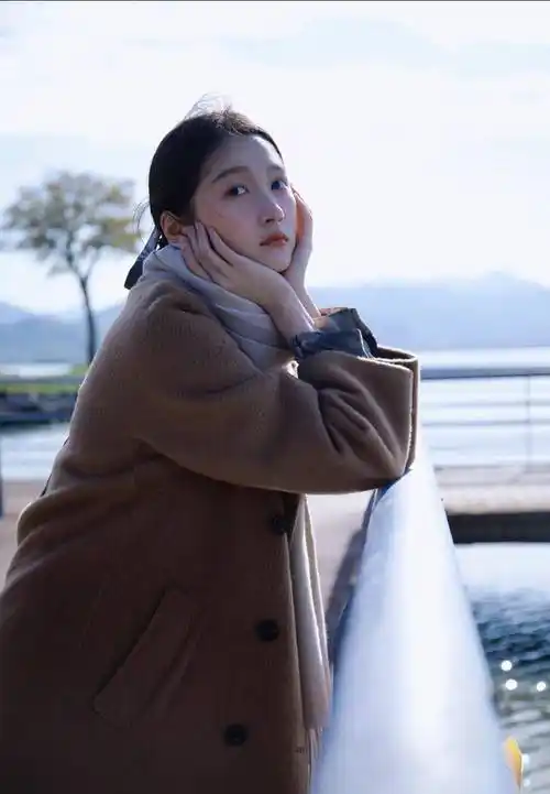 关晓彤海边风大片曝光,低挽长发搭配卡其色大衣,围巾增添时尚感_自然
