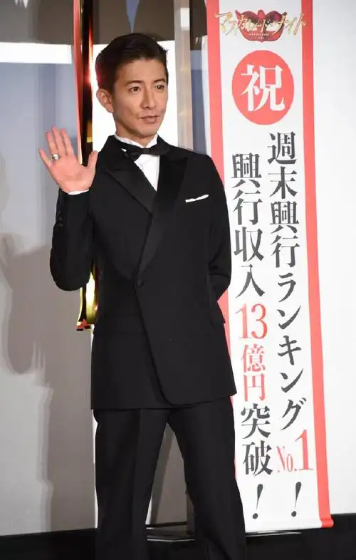 48岁木村拓哉气质依旧穿西装显成熟魅力与34岁长泽雅美再合作