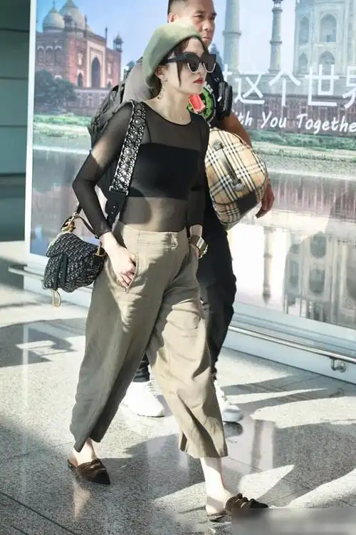 张韶涵这次豁出去了穿着薄纱就敢现身但她的腹肌让男人都汗颜