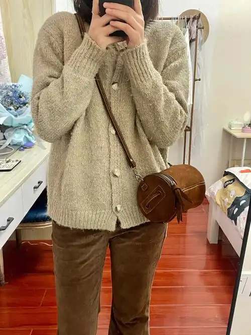 卡其色毛衣77棕色灯芯绒长裤简单的同色系搭配～#毛衣搭配  #灯芯绒