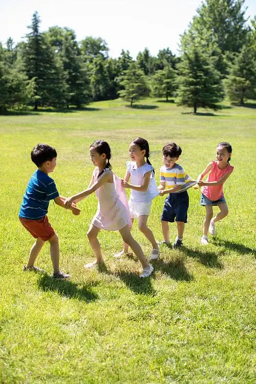 快乐的儿童在草地放风筝