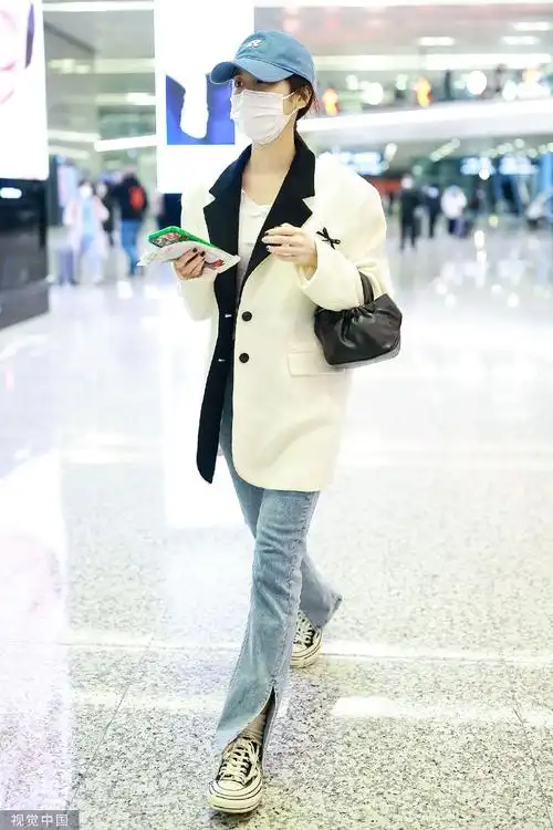 组图:张慧雯穿白色西服外套现身 搭配开叉牛仔裤简约舒适