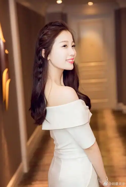 华策小花儿虞书欣,一个清新脱俗的妹纸,一字肩白色裙子被她驾驭的太美